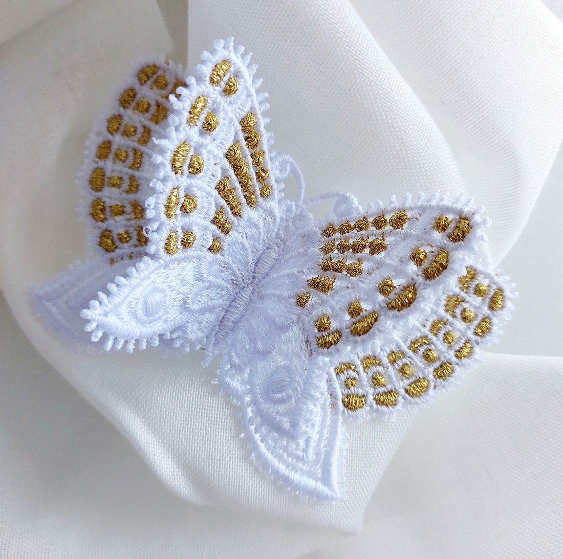 Broșă Fluture Alb 3D Puritate și eleganță - bijuterii - broșă, insigne - insigne - Artynos.ro Broșă Fluture Alb 3D Puritate și eleganță - bijuterii - broșă, insigne - insigne - Artynos.ro