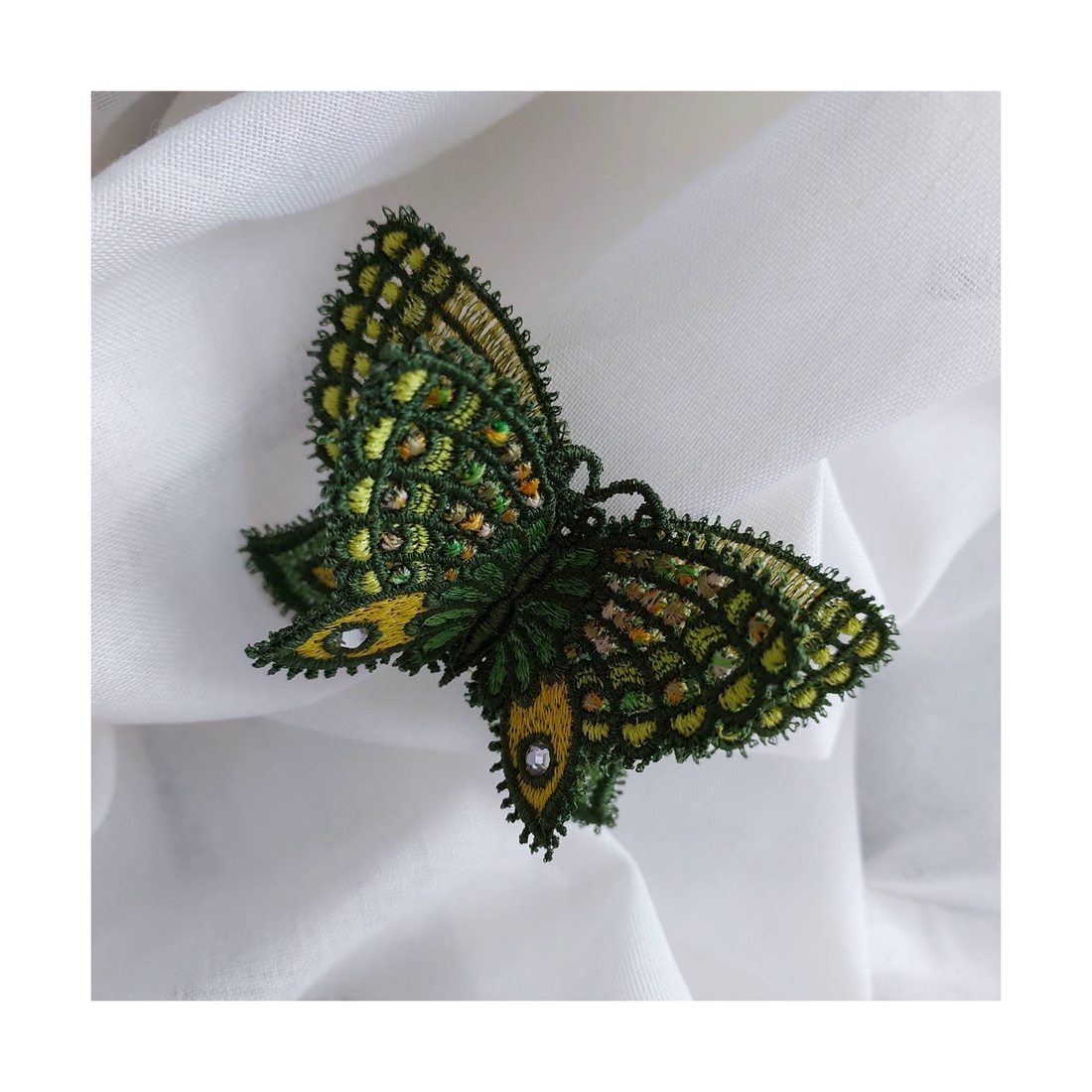 Brosa fluture 3D verde cu auriu - bijuterii - mărțișor - Artynos.ro Brosa fluture 3D verde cu auriu - bijuterii - mărțișor - Artynos.ro