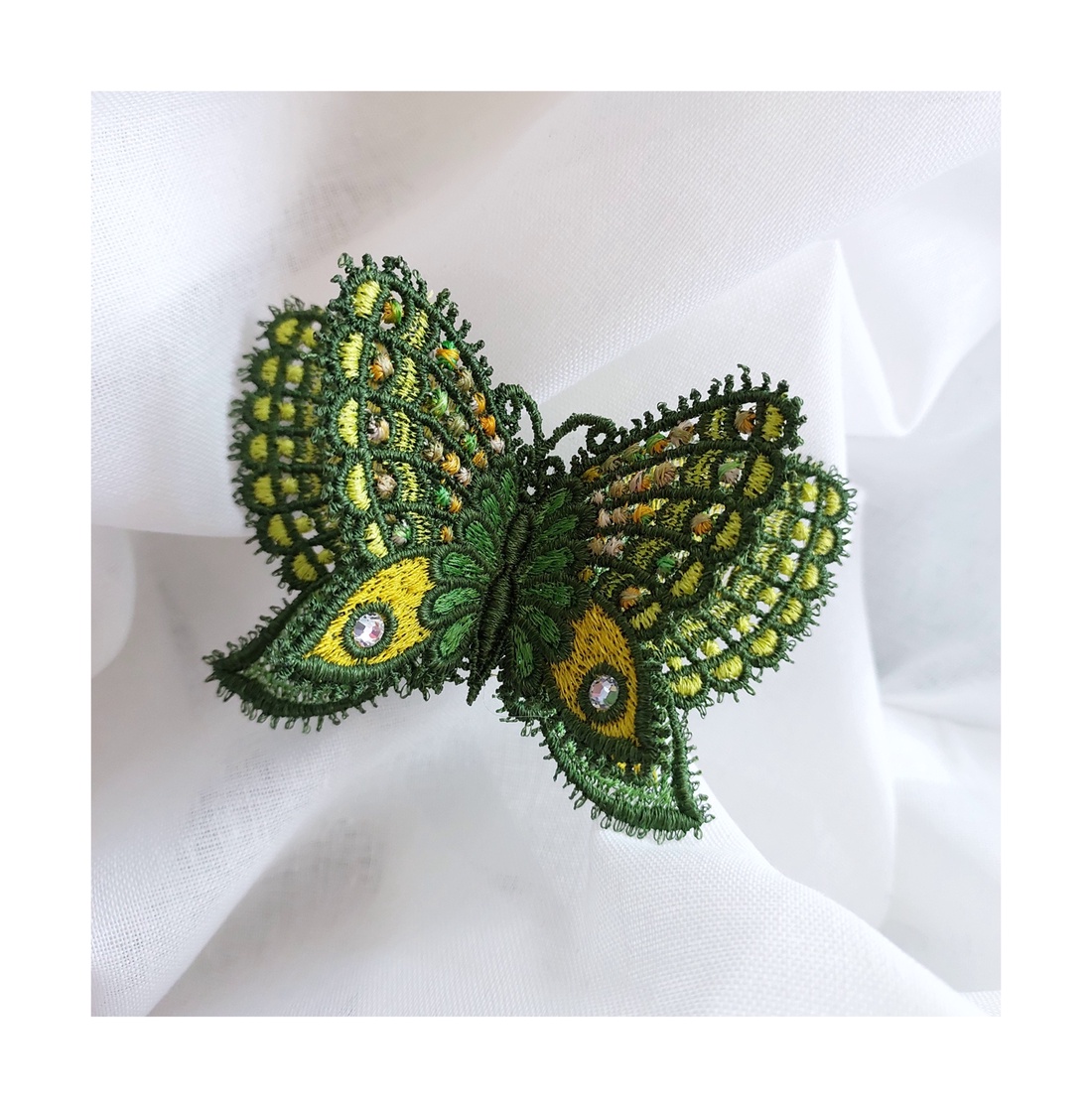 Brosa fluture 3D verde cu auriu - bijuterii - mărțișor - Artynos.ro Brosa fluture 3D verde cu auriu - bijuterii - mărțișor - Artynos.ro