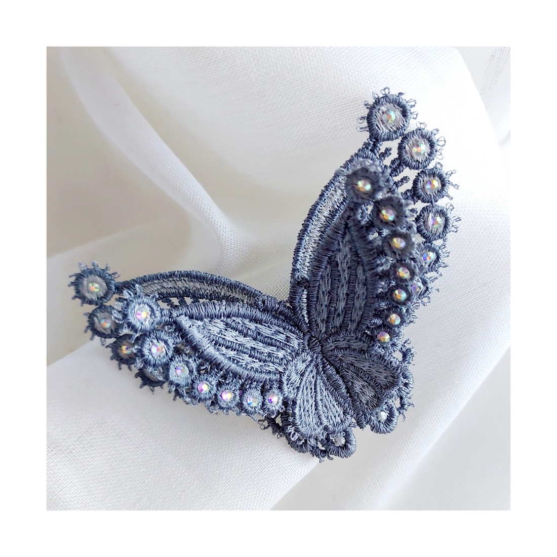 Brosa fluture 3D argintiu - bijuterii - mărțișor - Artynos.ro Brosa fluture 3D argintiu - bijuterii - mărțișor - Artynos.ro