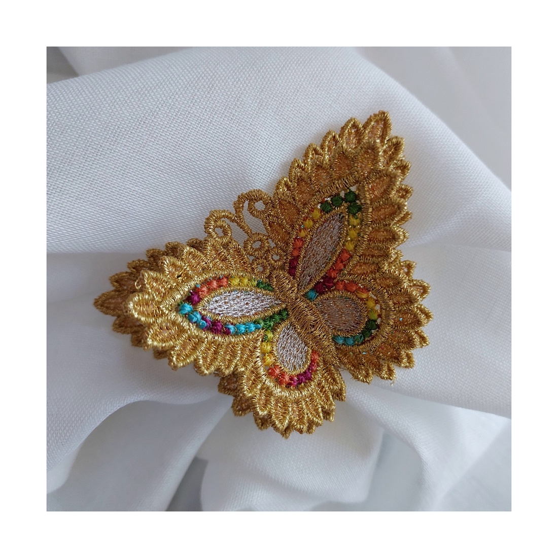 Brosa fluture 3D degrade si auriu - bijuterii - mărțișor - Artynos.ro Brosa fluture 3D degrade si auriu - bijuterii - mărțișor - Artynos.ro