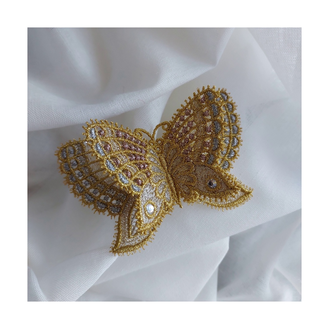 Brosa fluture 3D auriu si argintiu - bijuterii - mărțișor - Artynos.ro Brosa fluture 3D auriu si argintiu - bijuterii - mărțișor - Artynos.ro