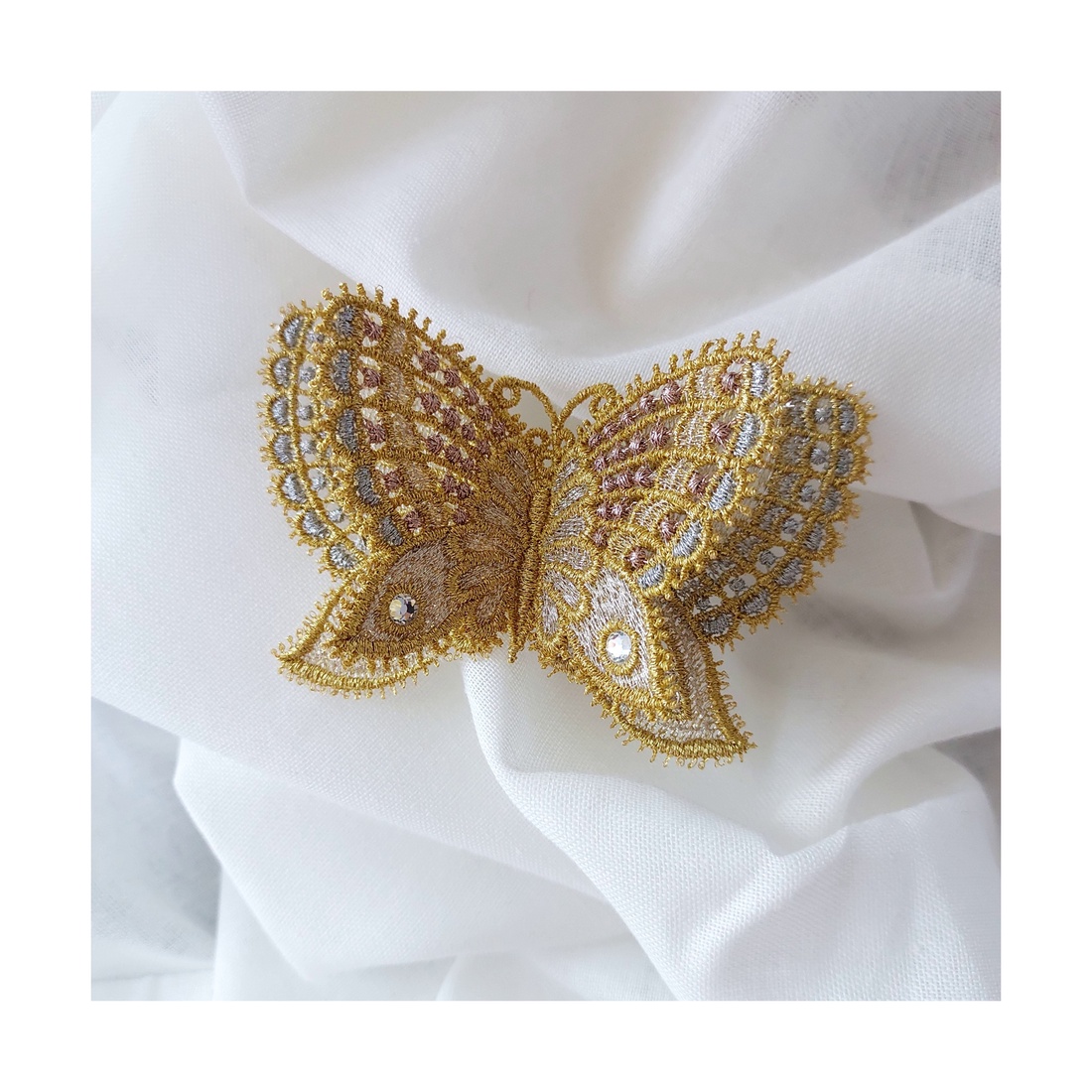 Brosa fluture 3D auriu si argintiu - bijuterii - mărțișor - Artynos.ro Brosa fluture 3D auriu si argintiu - bijuterii - mărțișor - Artynos.ro