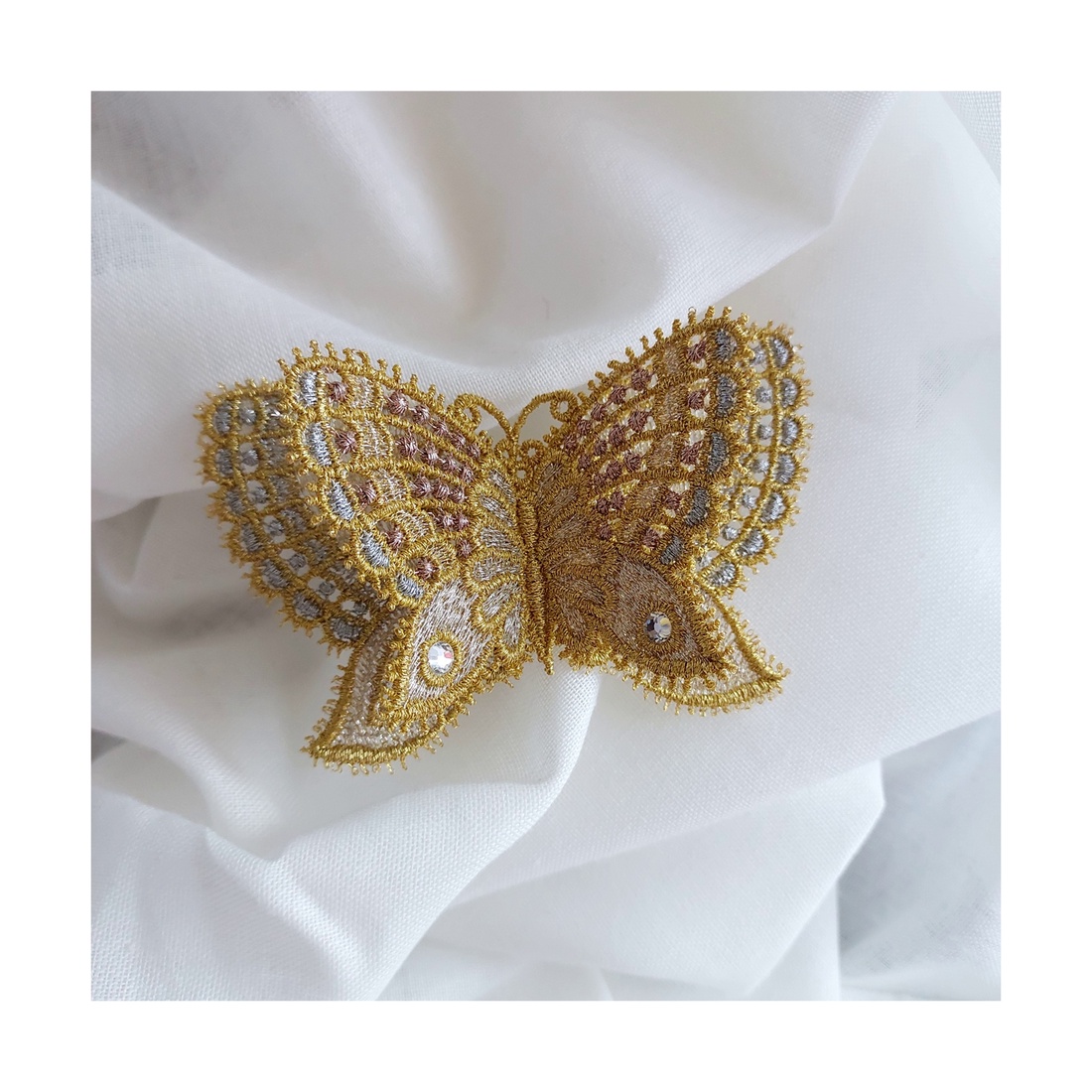 Brosa fluture 3D auriu si argintiu - bijuterii - mărțișor - Artynos.ro Brosa fluture 3D auriu si argintiu - bijuterii - mărțișor - Artynos.ro