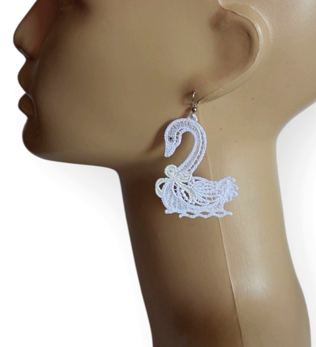Cercei Lebede Brodați Eleganță delicată și grație artistică - bijuterii - cercei - cercei agățați - Artynos.ro Cercei Lebede Brodați Eleganță delicată și grație artistică - bijuterii - cercei - cercei agățați - Artynos.ro