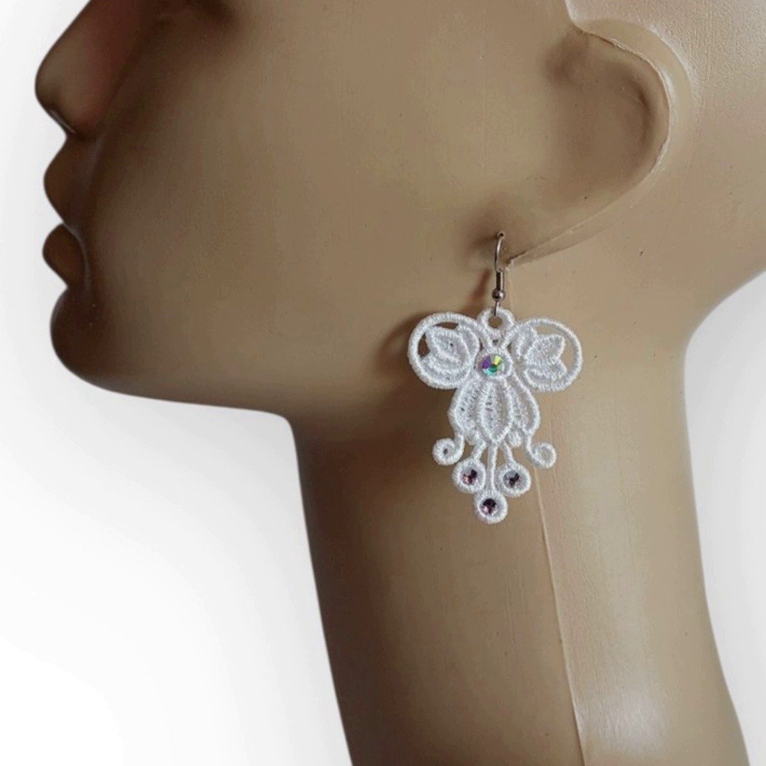 Cercei albi cu cristale - accesorii nuntă - bijuterii mireasă - cercei mireasă - Artynos.ro Cercei albi cu cristale - accesorii nuntă - bijuterii mireasă - cercei mireasă - Artynos.ro