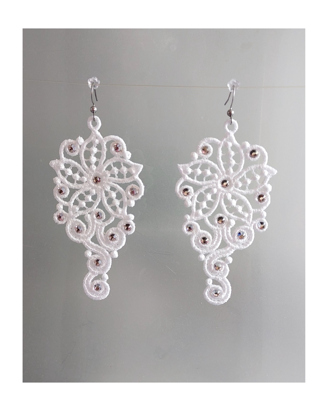 Cercei Lungi cu Cristale - accesorii nuntă - bijuterii mireasă - cercei mireasă - Artynos.ro Cercei Lungi cu Cristale - accesorii nuntă - bijuterii mireasă - cercei mireasă - Artynos.ro