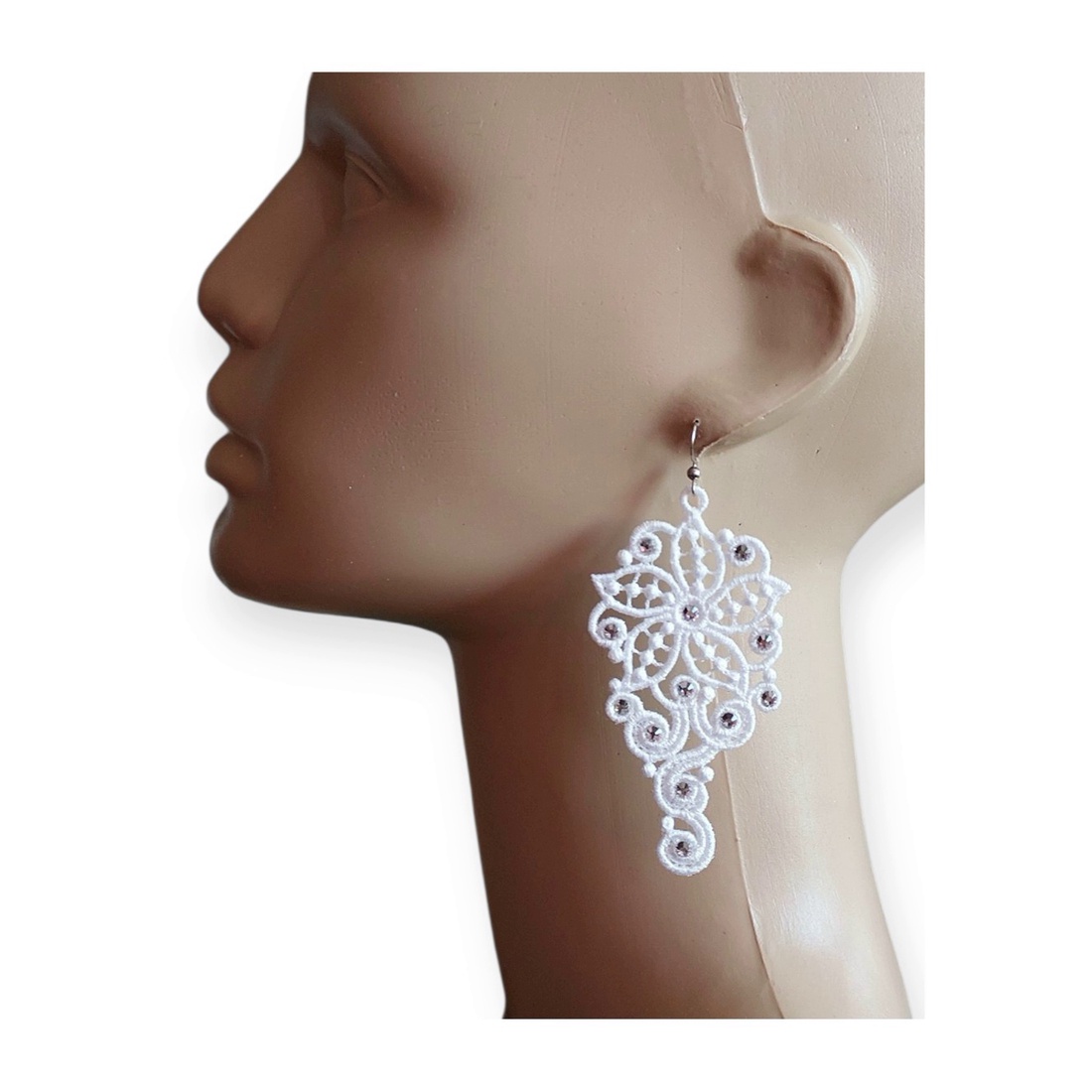 Cercei Lungi cu Cristale - bijuterii - cercei brodați - Artynos.ro Cercei Lungi cu Cristale - bijuterii - cercei brodați - Artynos.ro