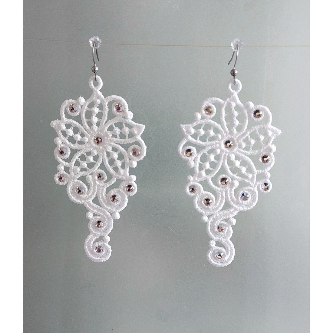 Cercei Lungi cu Cristale - bijuterii - cercei brodați - Artynos.ro Cercei Lungi cu Cristale - bijuterii - cercei brodați - Artynos.ro