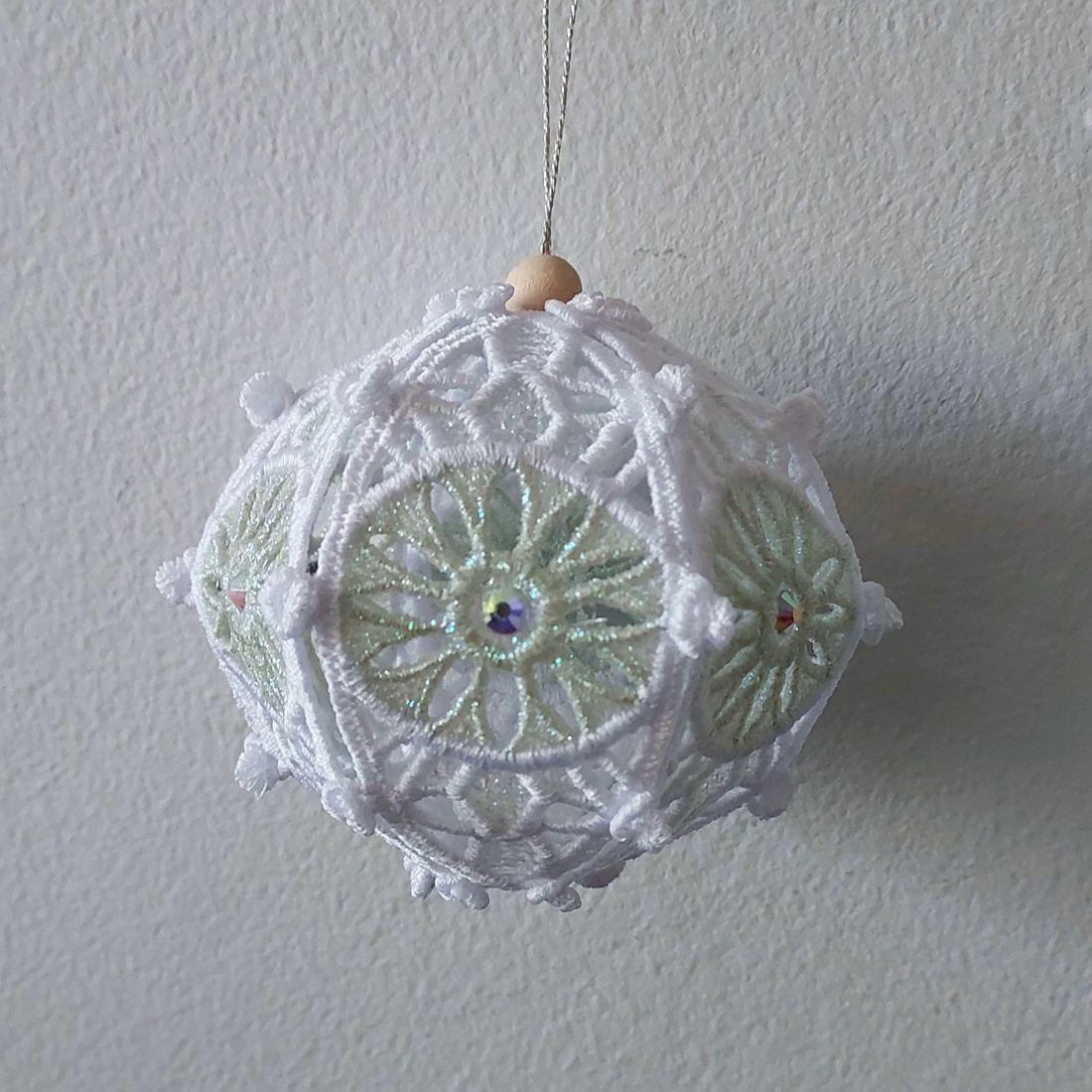 Globulet 3D Alb cu Degrade Glitter - accesorii de crăciun - decorațiuni de crăciun de casă - decorațiuni pentru pomul de crăciun - Artynos.ro Globulet 3D Alb cu Degrade Glitter - accesorii de crăciun - decorațiuni de crăciun de casă - decorațiuni pentru pomul de crăciun - Artynos.ro