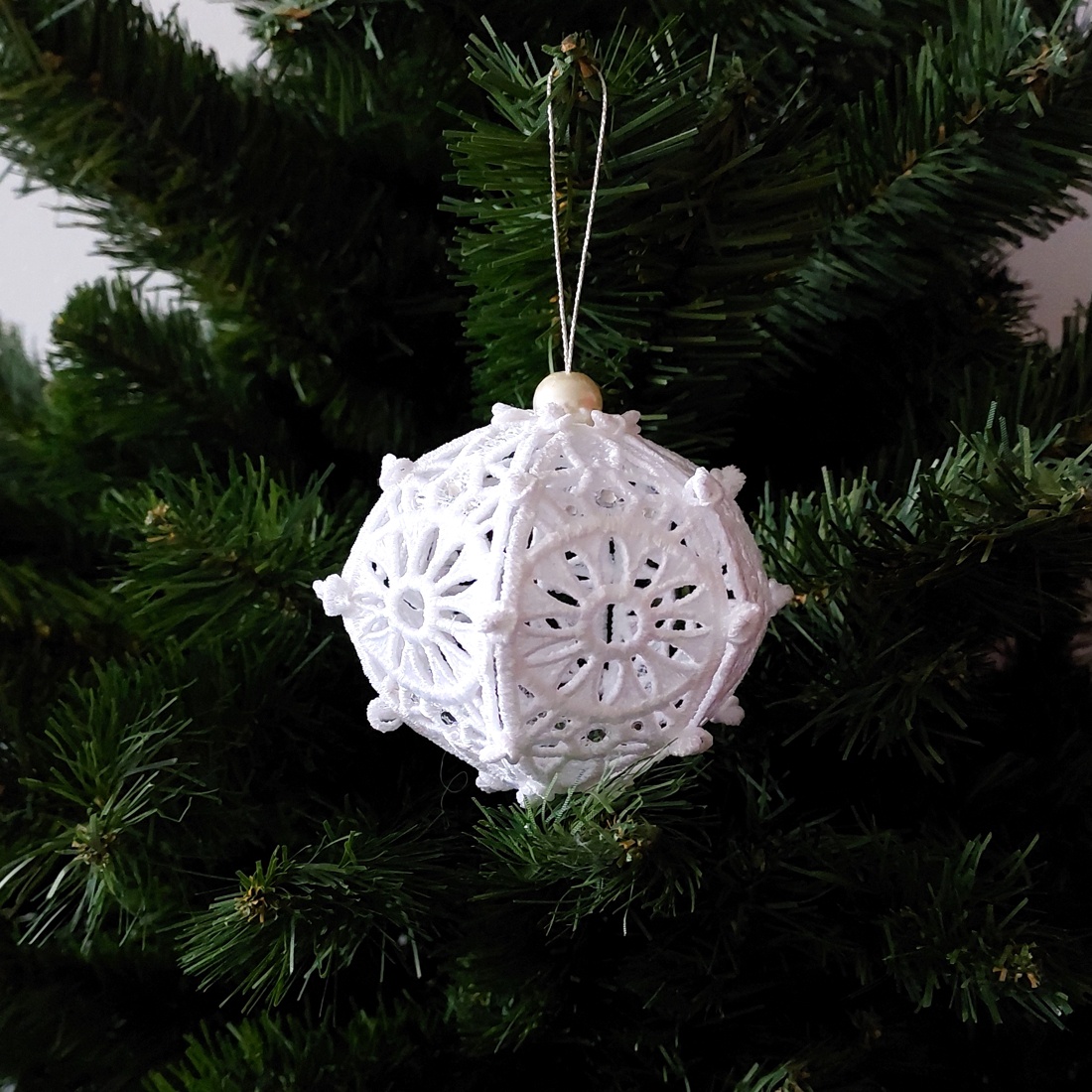 Globulet 3D Alb cu Cristale - crăciun - decorațiuni de crăciun de casă - globuri de crăciun - Artynos.ro