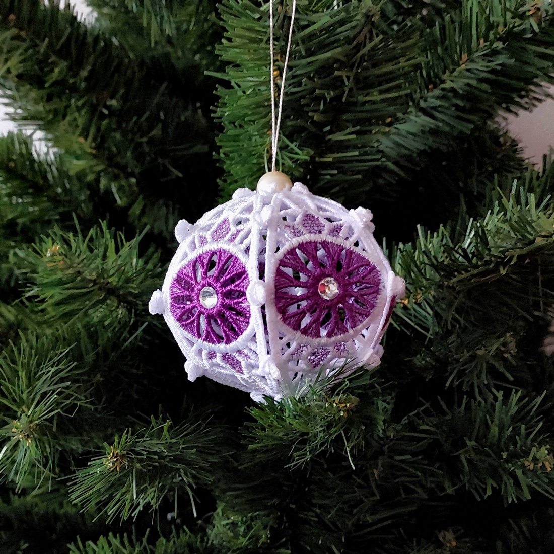 Glob 3D Alb-Mov metalic cu Cristale - crăciun - decorațiuni de crăciun de casă - globuri de crăciun - Artynos.ro