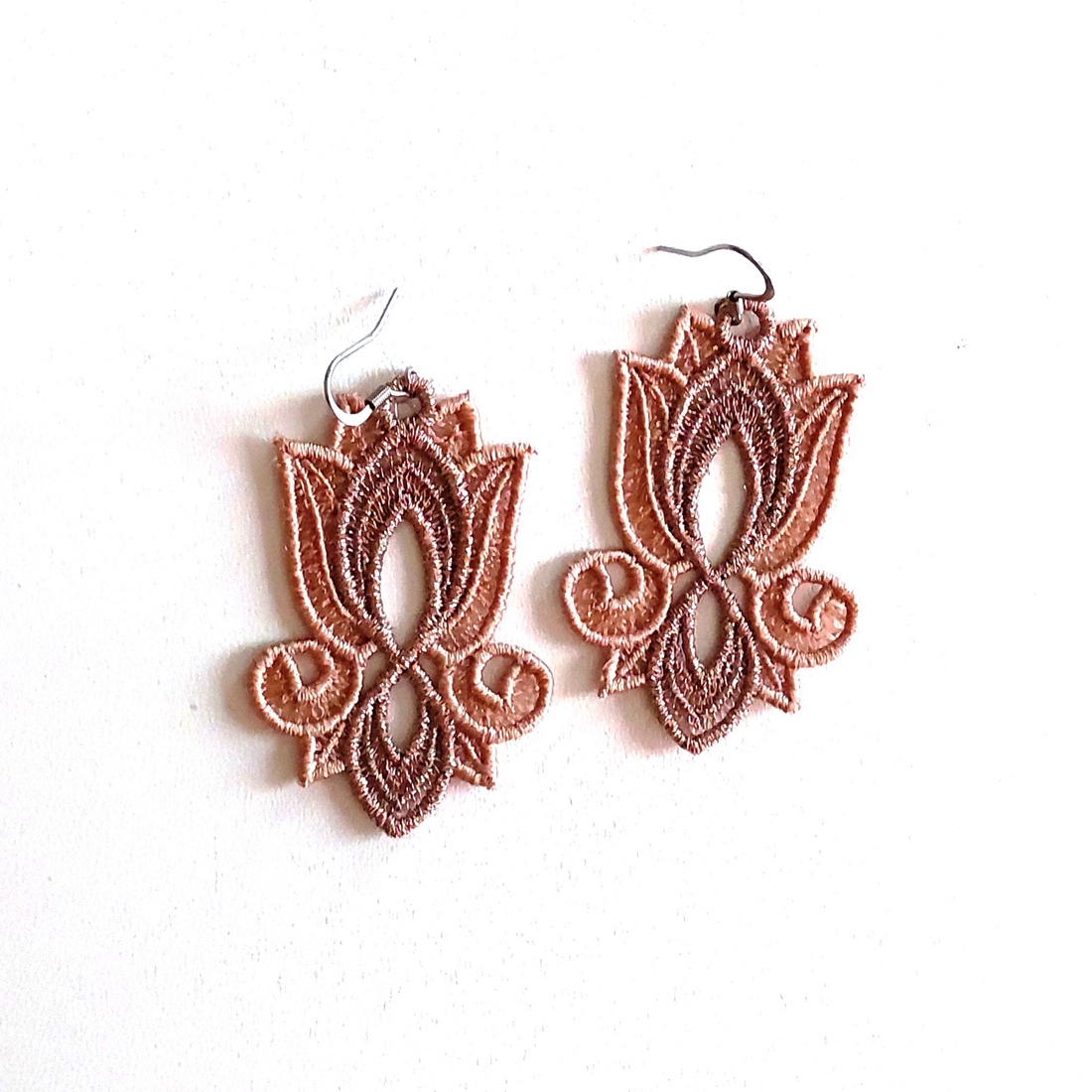 Cercei Floare Aramiu Rose - bijuterii - cercei - cercei brodați - Artynos.ro