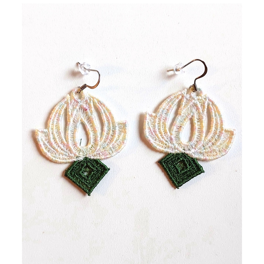 Cercei Nufar Alb Degrade - bijuterii - cercei - cercei brodați - Artynos.ro