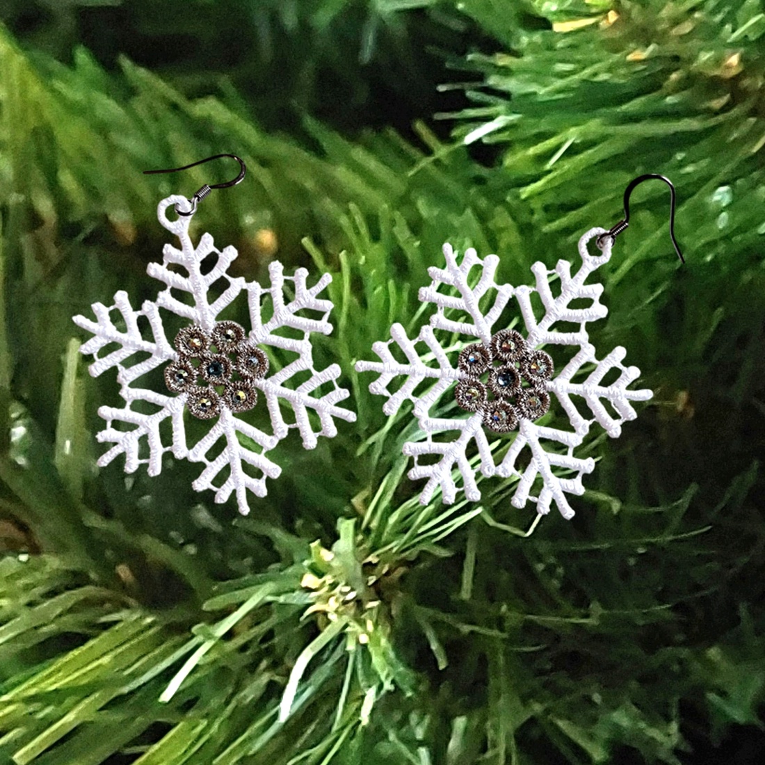 Cercei Fulgi de Nea cu Cristale - bijuterii - cercei - cercei brodați - Artynos.ro