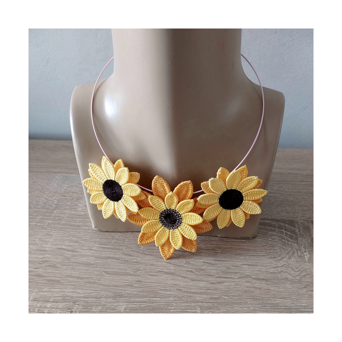 Colier cu floarea soarelui 3D - bijuterii - coliere - pandative - Artynos.ro