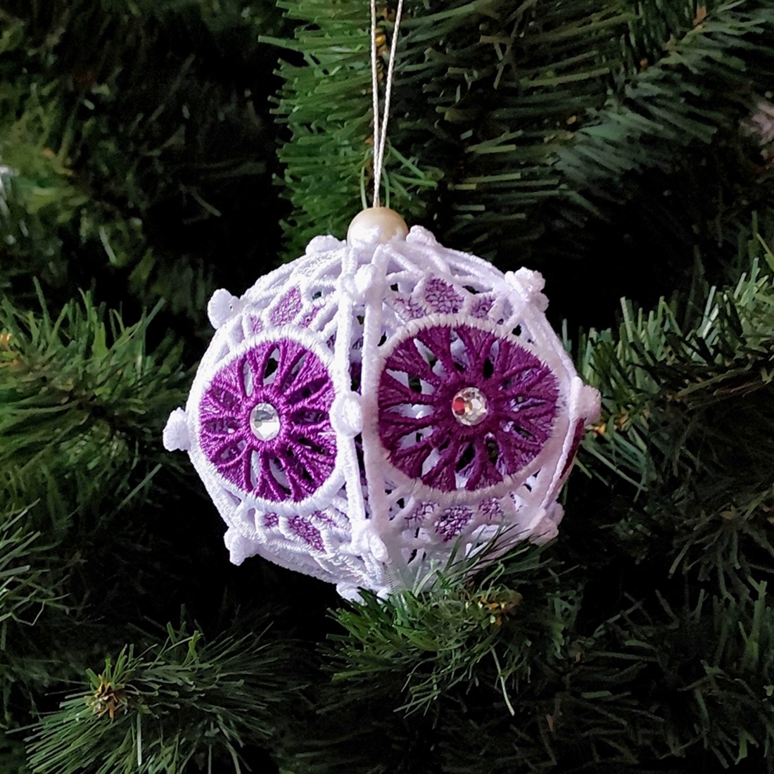 Glob 3D Alb-Mov metalic cu Cristale - crăciun - decorațiuni de crăciun de casă - globuri de crăciun - Artynos.ro