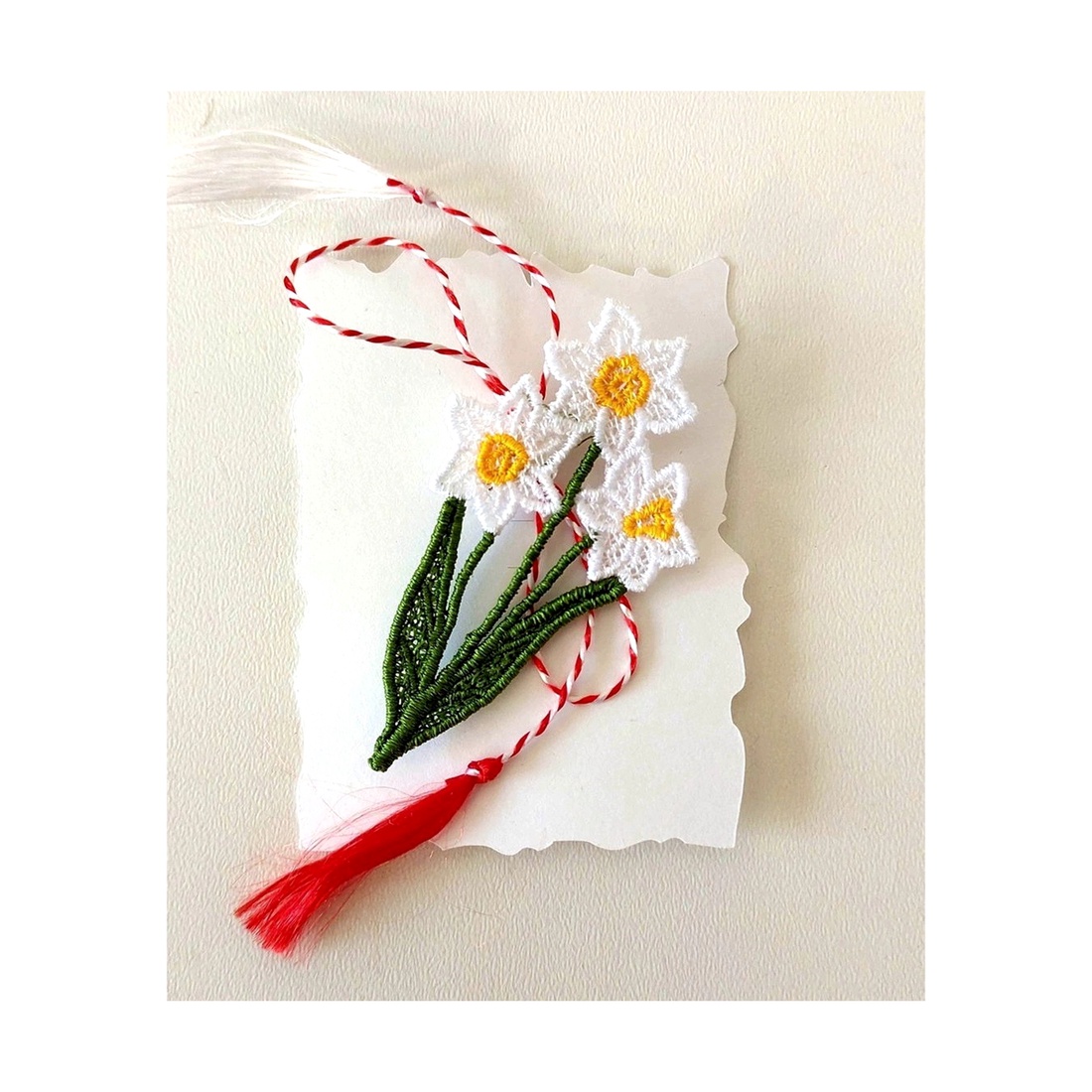 Martisor Narcisa Alba Brodata - bijuterii - mărțișor - Artynos.ro