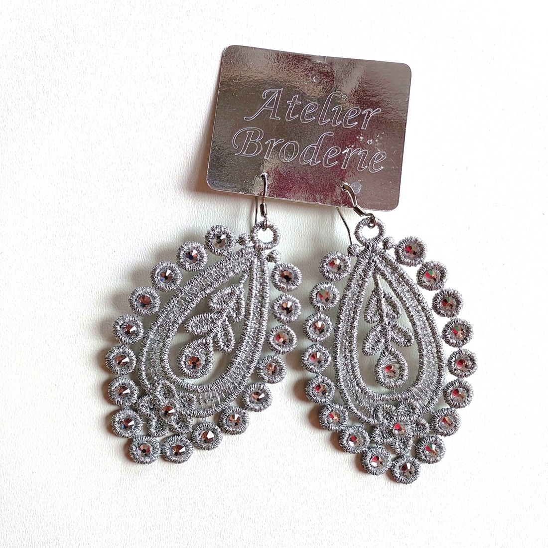 Cercei Argintiu Metalic   cu Cristale - bijuterii - cercei - cercei lungi - Artynos.ro