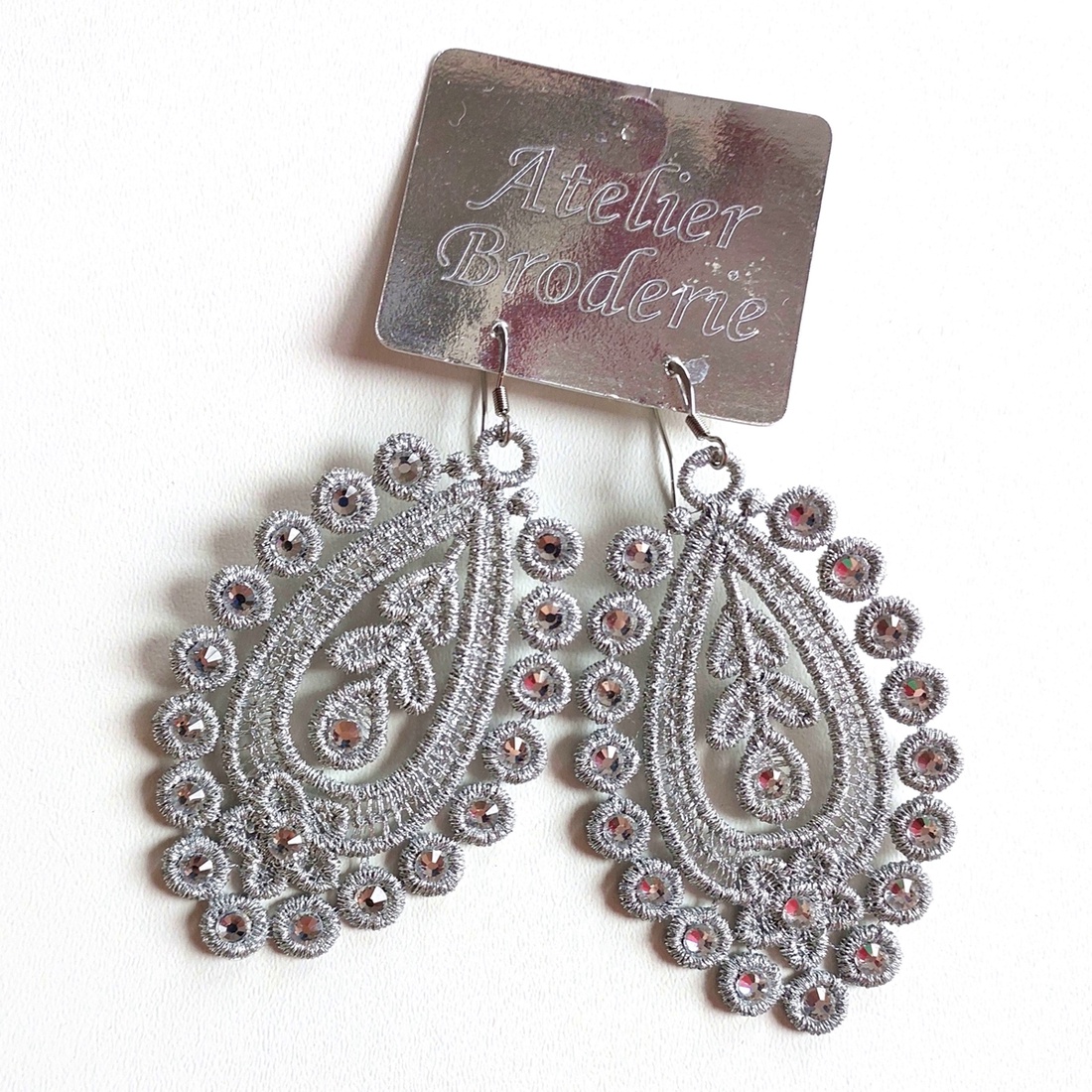 Cercei Argintiu Metalic   cu Cristale - bijuterii - cercei - cercei lungi - Artynos.ro
