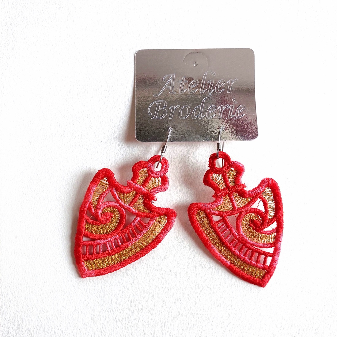 Cercei Rosu Degrade cu Auriu - bijuterii - cercei - cercei brodați - Artynos.ro