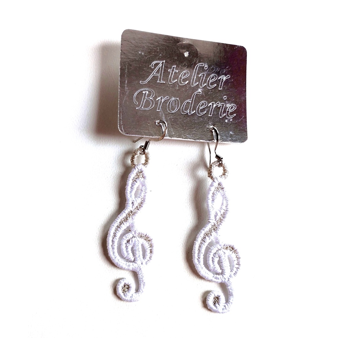  Cercei Albi Cheia Sol - bijuterii - cercei - cercei brodați - Artynos.ro