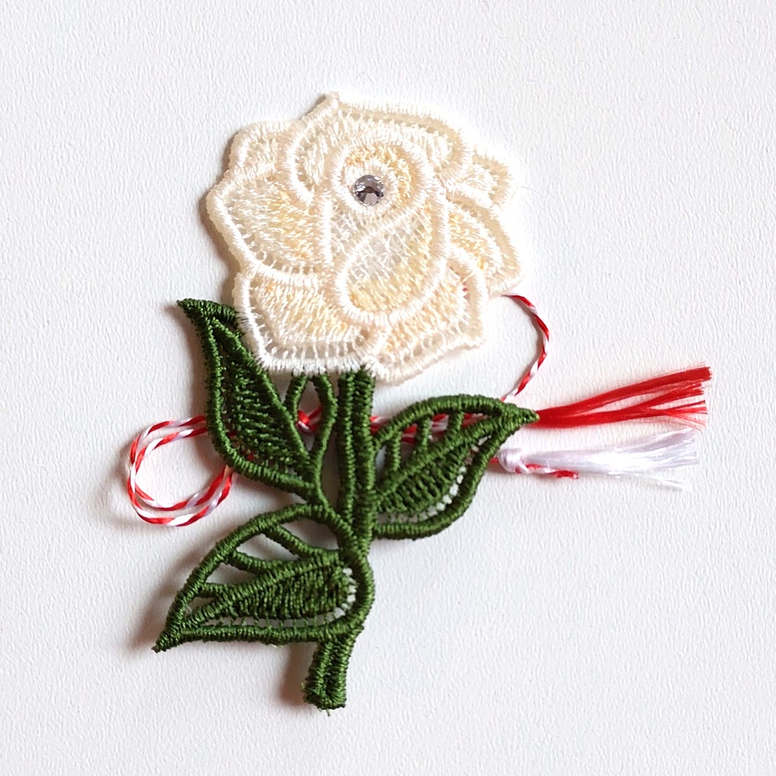 Martisor Trandafir Alb Crem Degrade - bijuterii - mărțișor - Artynos.ro