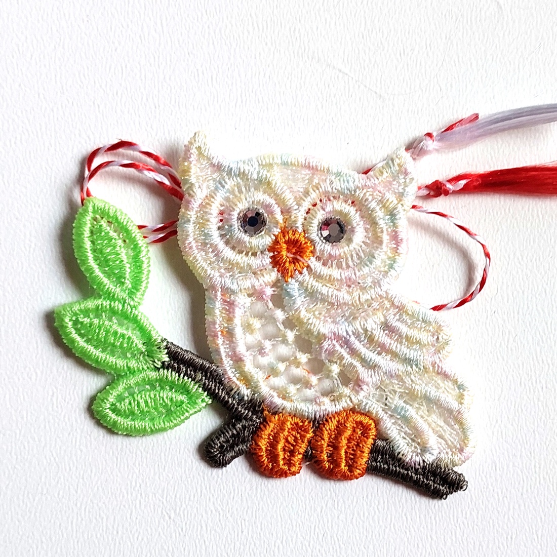 Martisor Bufnita Alb Degrade - bijuterii - mărțișor - Artynos.ro