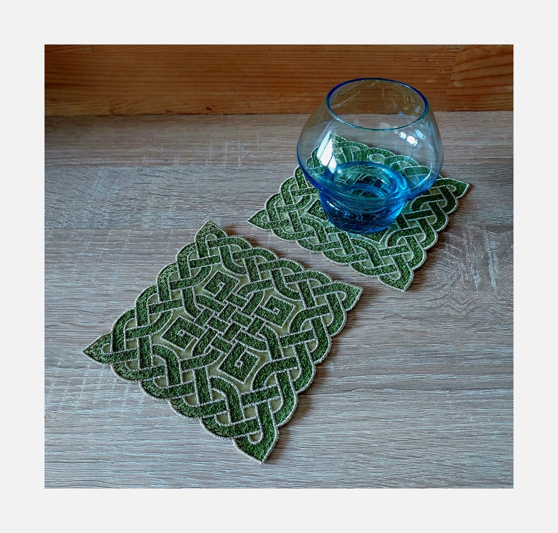 Set Suport Pahare-Broderie   - crăciun - decorațiuni de crăciun de casă - decor pentru masă de crăciun - Artynos.ro