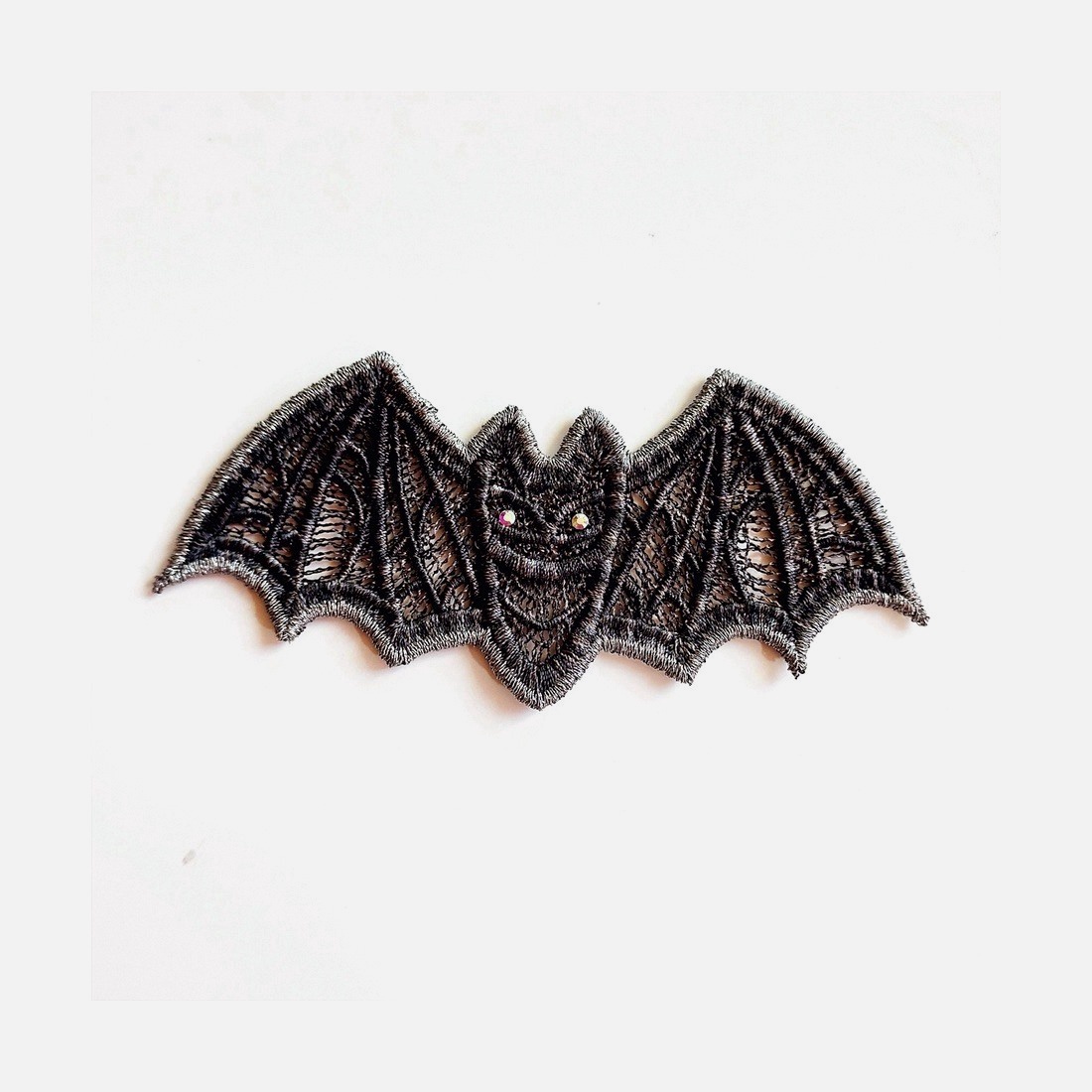 Brosa liliac brodat Halloween - bijuterii - broșe - Artynos.ro