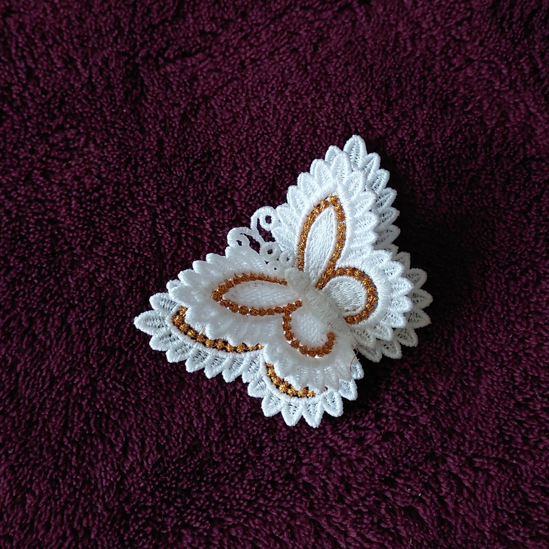 Broșă Fluture Alb Elegant - bijuterii - broșe - Artynos.ro