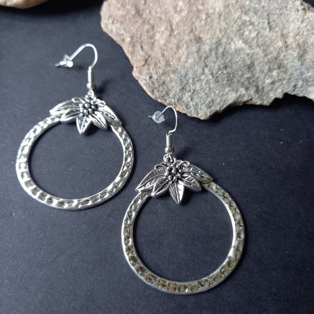 Cercei inelari decorați individual  - bijuterii - cercei - cercei hoops - Artynos.ro