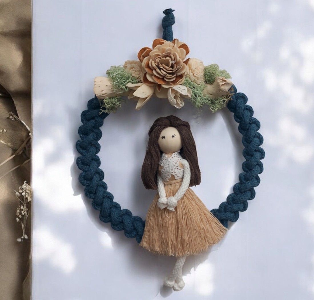Decorațiune de perete din macramé albastru benzină cu păpușă din macramé bej-maro, fructe naturale, lichen - - Artynos.ro Decorațiune de perete din macramé albastru benzină cu păpușă din macramé bej-maro, fructe naturale, lichen - - Artynos.ro