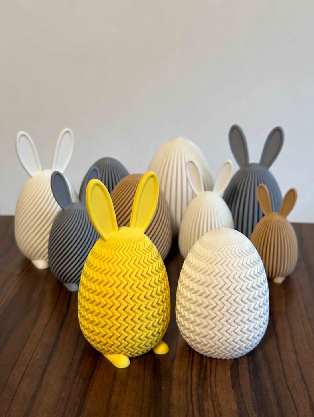 Decorațiuni în formă de ouă de iepuraș cu model Chevron, în variante de 10 cm și 8 cm -  - Artynos.ro