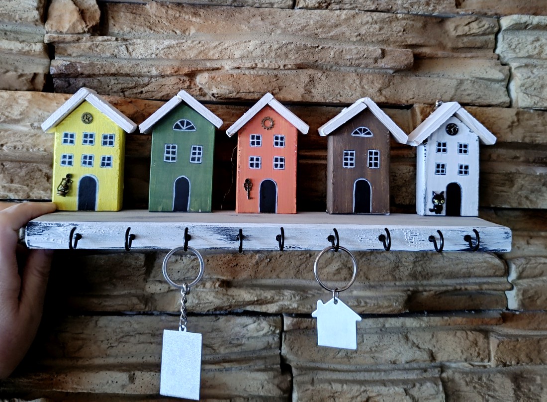 Suport pentru chei din lemn cu case colorate - casă & stil de viață - decorațiuni de casă - decorațiuni de pereți - suport pentru chei - Artynos.ro