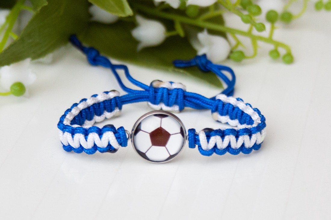 Brățară macramé împletită pentru copii - Fotbal albastru/alb - - Artynos.ro Brățară macramé împletită pentru copii - Fotbal albastru/alb - - Artynos.ro