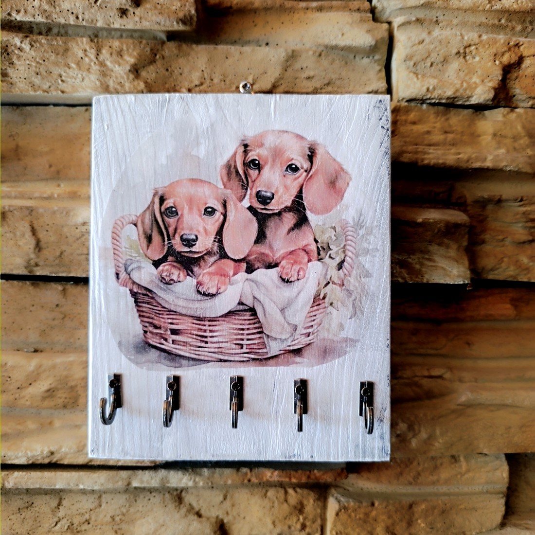 Breloc de perete din lemn în stil vintage cu cățeluși dachshund - - Artynos.ro Breloc de perete din lemn în stil vintage cu cățeluși dachshund - - Artynos.ro