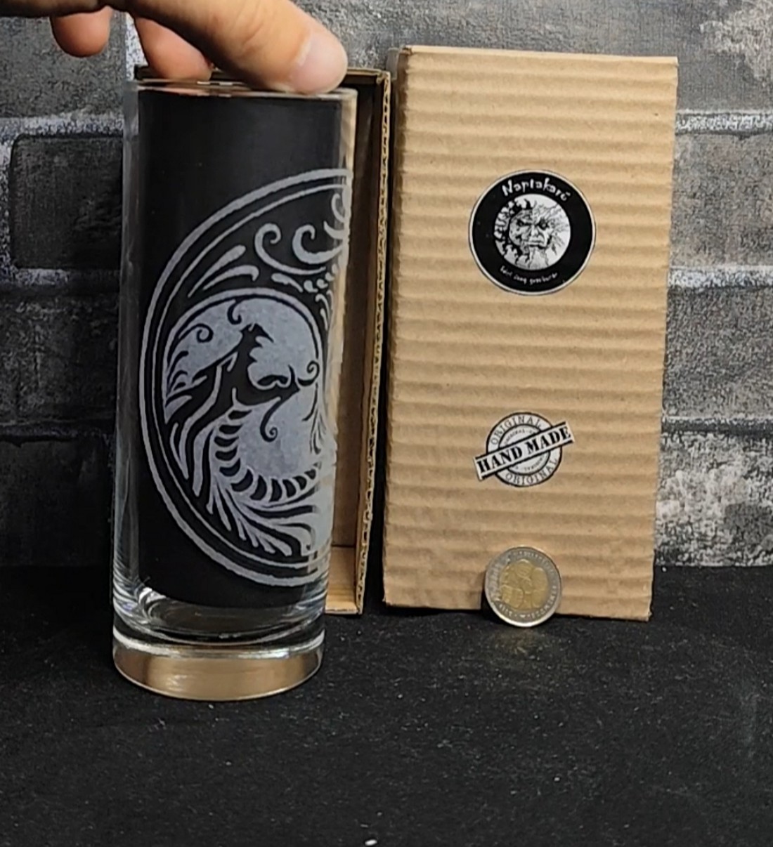 Pahar de sticlă cu modelul Dragon Yin-Yang, gravat manual  -  - Artynos.ro