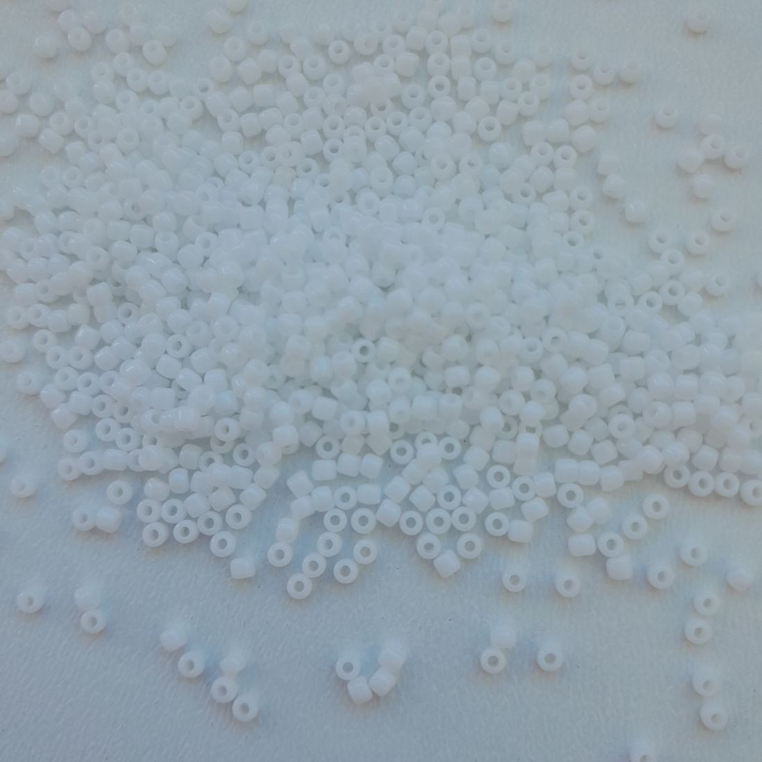 Toho Round Mantis Pearl - Dimensiune 11/0 - 10 grame per pachet - Alb opac - - Artynos.ro Toho Round Mantis Pearl - Dimensiune 11/0 - 10 grame per pachet - Alb opac - - Artynos.ro