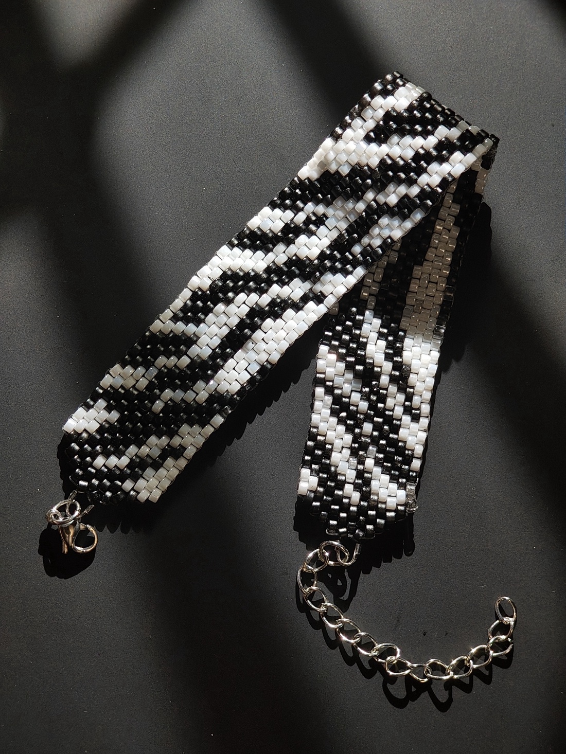 Brățară țesută mărgele miyuki - model zebra - bijuterii - brățări - brățări din mărgele - Artynos.ro