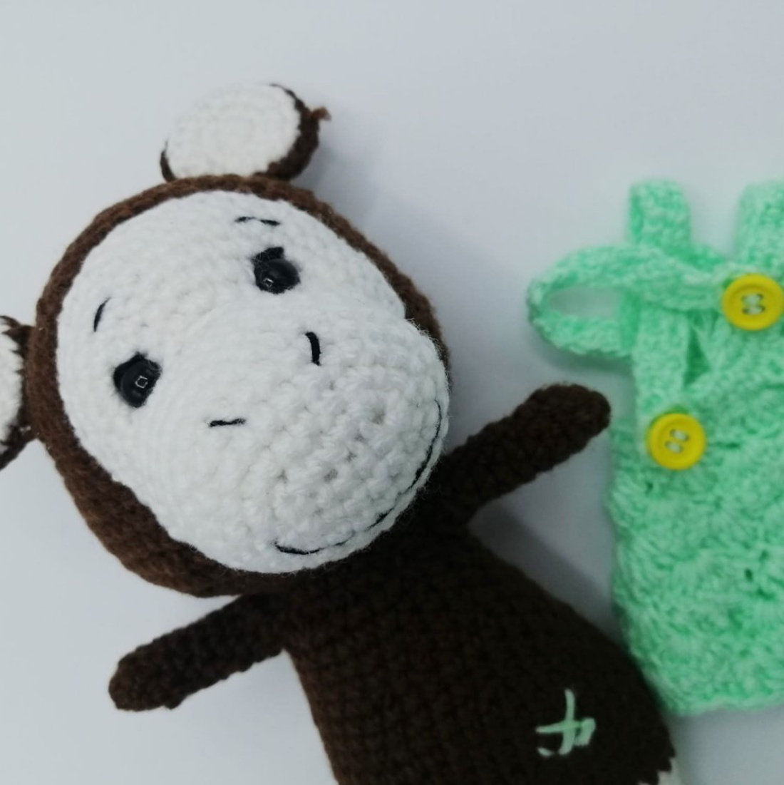 Jucarie maimutica cu rochita verde, crosetata manual, 21 cm - jucării și echipamente pentru copii - plușuri - păpușă croșetată, păpușă de pluș - Artynos.ro Jucarie maimutica cu rochita verde, crosetata manual, 21 cm - jucării și echipamente pentru copii - plușuri - păpușă croșetată, păpușă de pluș - Artynos.ro