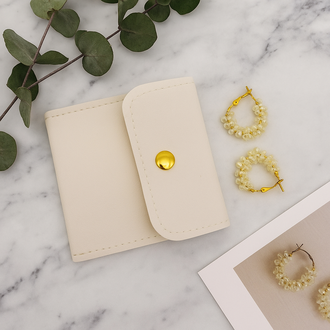 Cercei rotunzi aurii cu pietre albe, cu plic din piele alb - bijuterii - cercei - cercei din mărgele - Artynos.ro