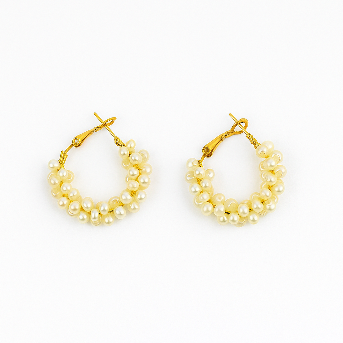 Cercei rotunzi aurii cu pietre albe, cu plic din piele alb - bijuterii - cercei - cercei din mărgele - Artynos.ro