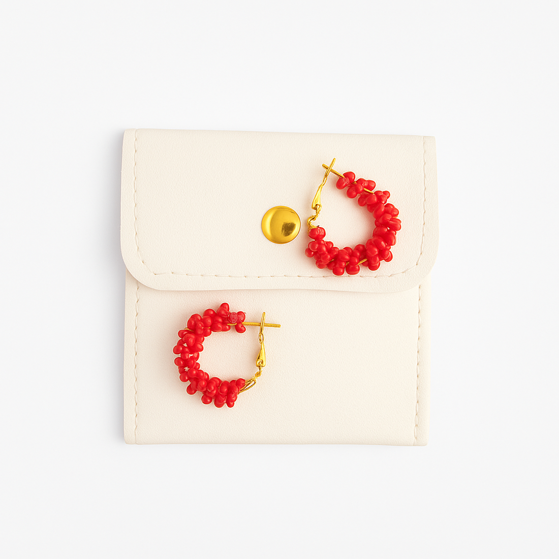 Cercei rotunzi aurii cu pietre rosii, cu plic din piele alb - bijuterii - cercei - cercei din mărgele - Artynos.ro