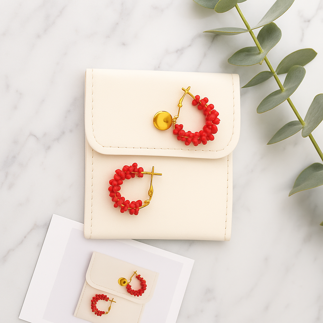 Cercei rotunzi aurii cu pietre rosii, cu plic din piele alb - bijuterii - cercei - cercei din mărgele - Artynos.ro