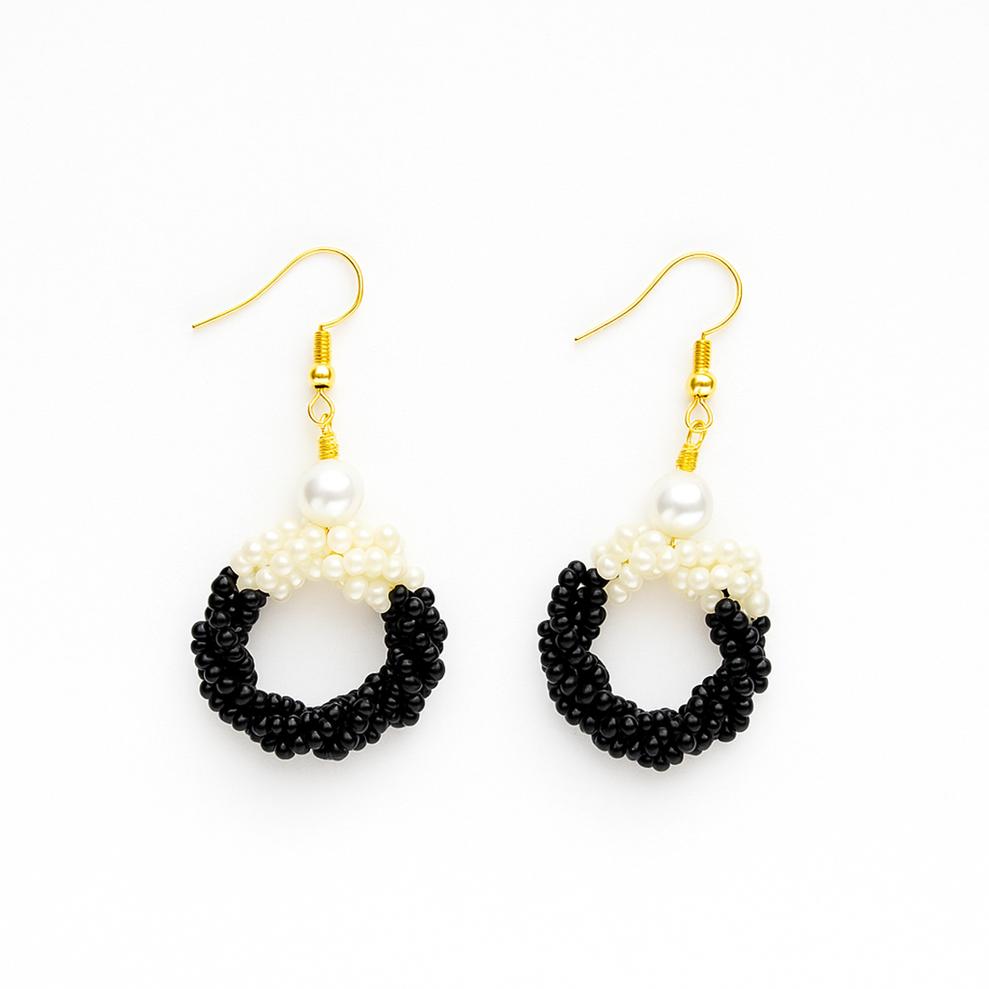 Cercei rotunzi din pietre din nisip negre/oranj si perla alba sintetica  model elegant, cu plic de piele alba - bijuterii - cercei - cercei din mărgele - Artynos.ro