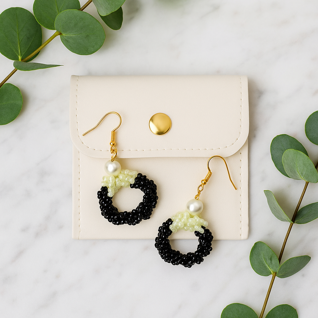 Cercei rotunzi din pietre din nisip negre/oranj si perla alba sintetica  model elegant, cu plic de piele alba - bijuterii - cercei - cercei din mărgele - Artynos.ro