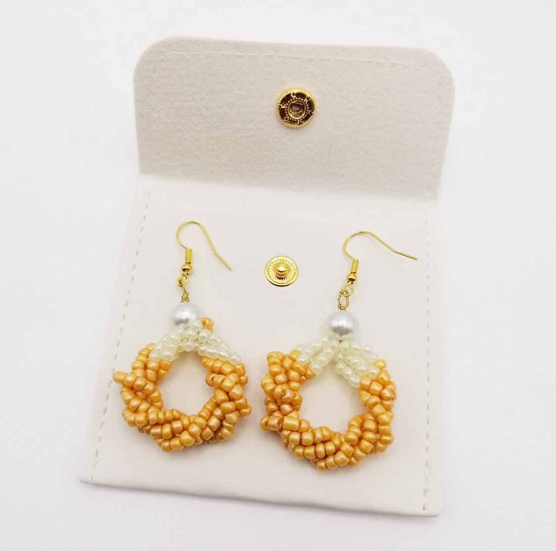 Cercei rotunzi din pietre din nisip negre/oranj si perla alba sintetica  model elegant, cu plic de piele alba - bijuterii - cercei - cercei din mărgele - Artynos.ro