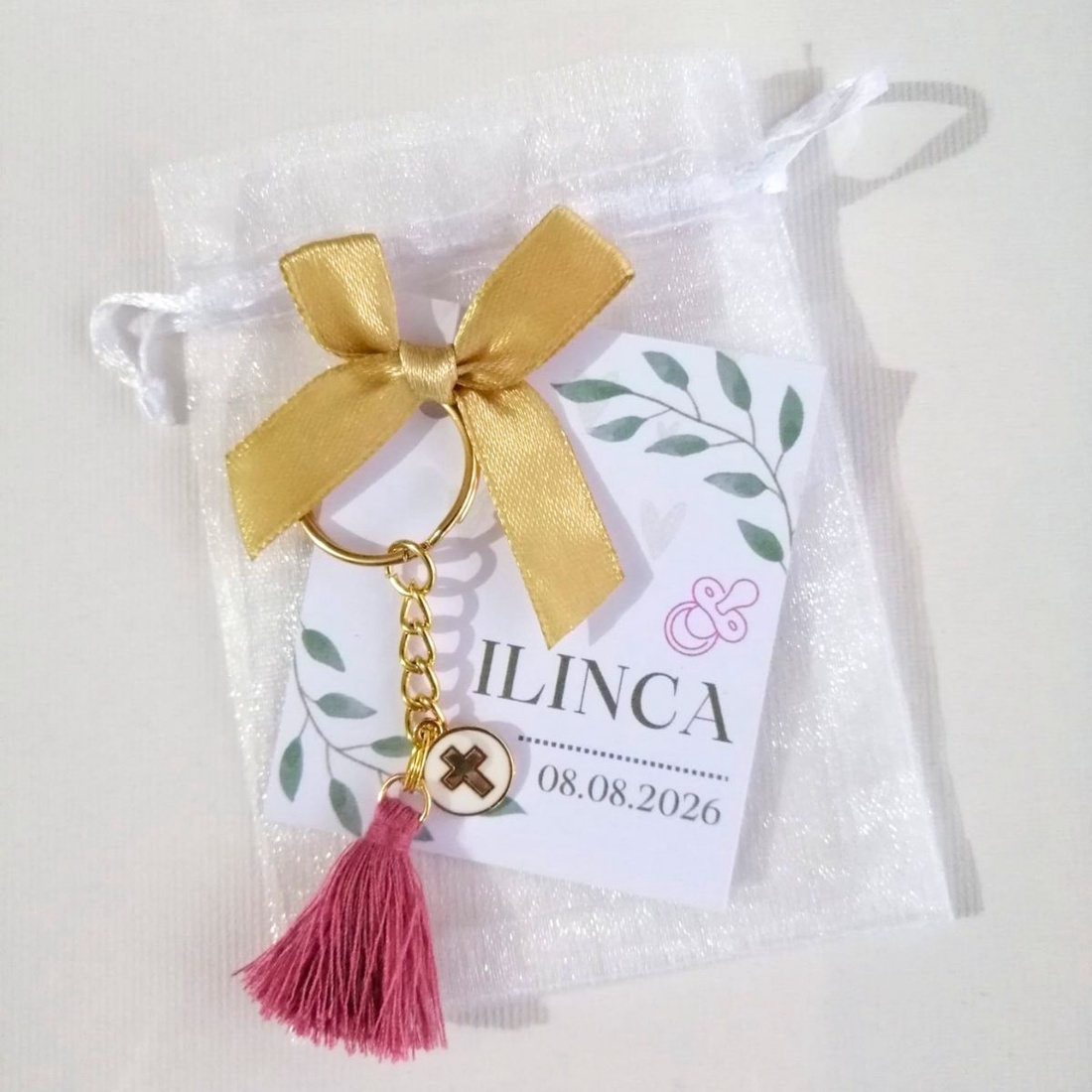 Set 5 Marturii Personalizate Botez Breloc auriu cu verde/roz/alb si Cruciulita - jucării și echipamente pentru copii - daruri de botez - Artynos.ro