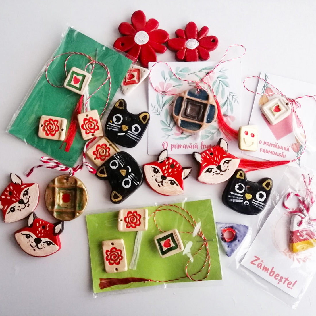 Set 11 mărțișoare handmade din ceramică pictată, fetru și croșetate - bijuterii - mărțișor - Artynos.ro